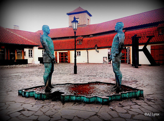 Le statue che fanno la pipí (čurajicí postavy) – il monumento provocatorio di David Černý nel centro di Praga